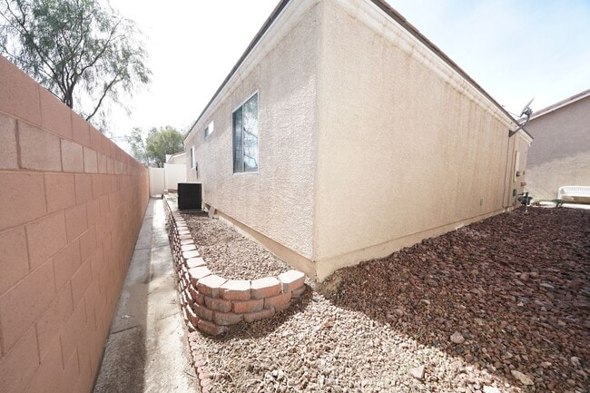 Building Photo - SHOWINGS AVAILABLE NOW