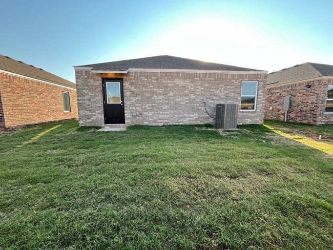 Building Photo - *Pre-leasing* NEWER Three Bedroom | Two Ba...