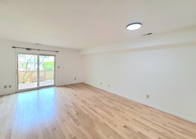 Building Photo - 404 Briarwood Ct
