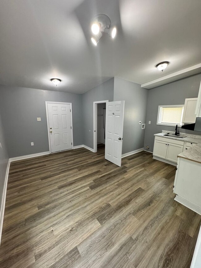 Building Photo - Roomy 3 bed 2 bath in Church Hill, yard, porch, laundry, all electric, central hvac!