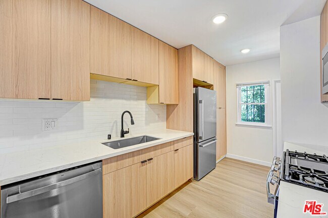 Building Photo - 8907 Harratt St