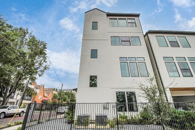 Building Photo - 2303 Yupon St