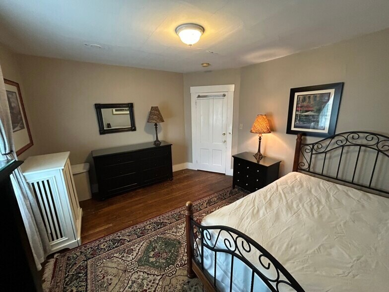 Fully furnished bedroom - 87 Water St