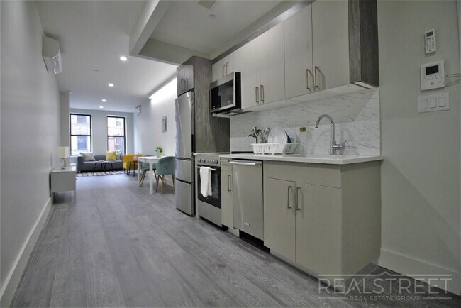 Building Photo - Modern New Studio in Bushwick!