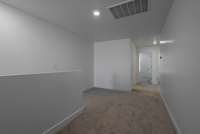 Building Photo - Well Maintained, 3 Bedroom and 2.5 Bathroom Townhome in Desert Color! Internet Included!
