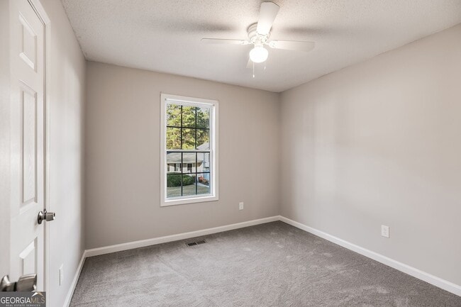 Building Photo - 380 River Trace Dr