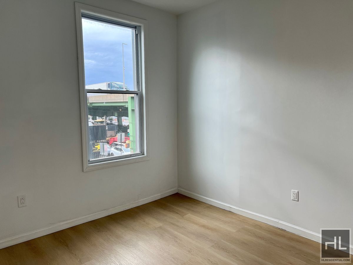 Building Photo - Top Floor 2BR 1BA Lofty Space w/ Laundry I...
