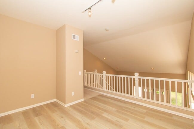 Building Photo - Spacious 3 Bed/2.5 Bath in Desirable UTC La Jolla Community of Toscana