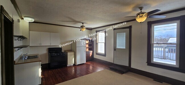 Building Photo - 102 S Main St