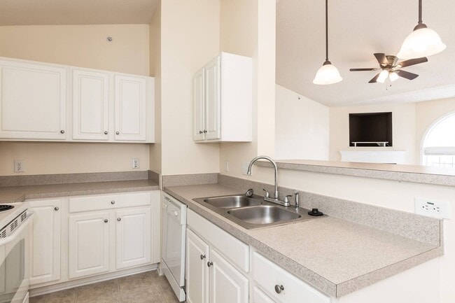 Building Photo - TWO BEDROOM HOME!