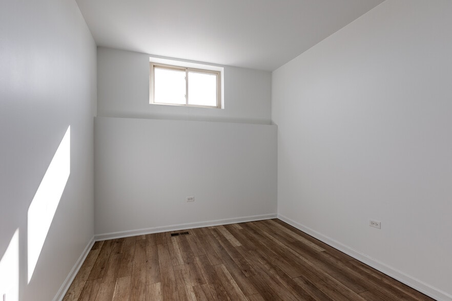 Building Photo - 2700 W North Ave