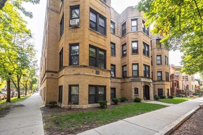 Building Photo - 2415 W Sunnyside Ave