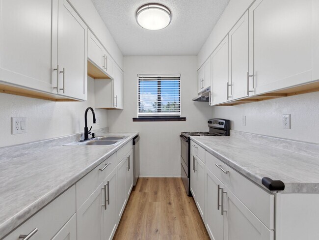 Building Photo - Remodeled 2 Bedroom, 1 Bathroom Apartment- Close to shopping!