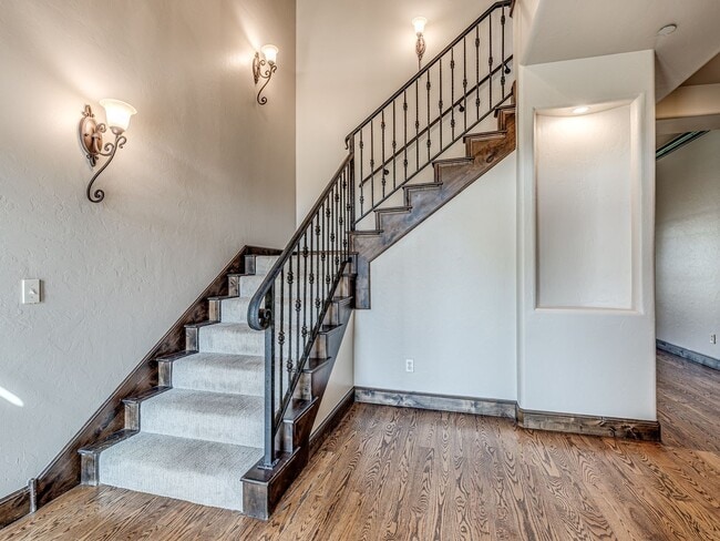 Building Photo - Luxury Townhome in Edmond + Near Rose Cree...