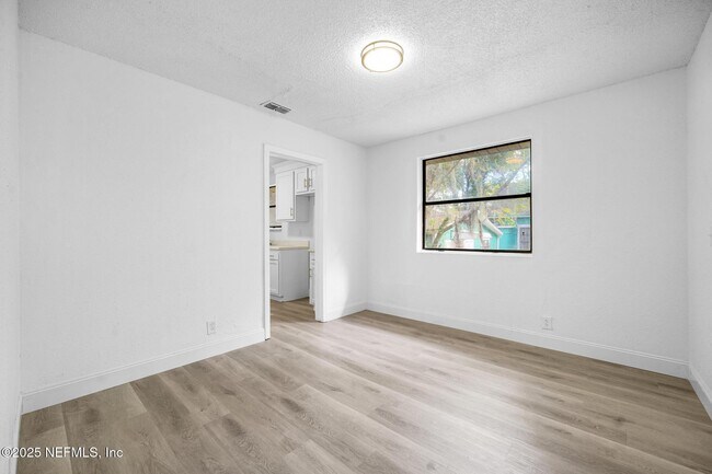 Building Photo - 2057 Blair St