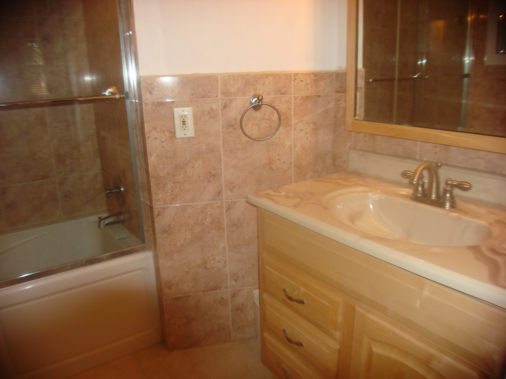 Partial view of master bathroom with jacuzzy - 6276 186th NW St