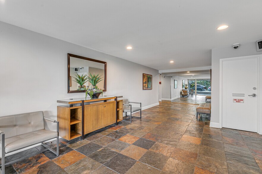 Building Photo - 8535 N West Knoll Dr