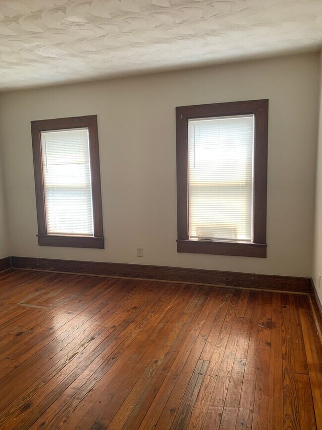 Building Photo - 4 bedroom, 1 bath, 3 story half double house