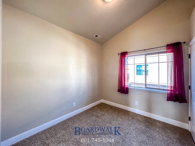 Building Photo - Spectacular 3 bed 2.5 bath in Highland