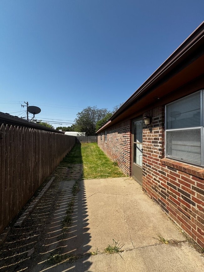 Building Photo - Adorable front  duplex 2bedroom 2bathroom CH/A