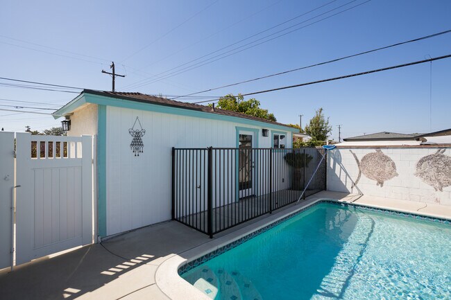 Building Photo - 11801 Rexford Rd