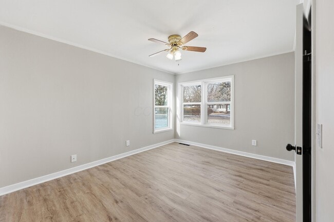 Building Photo - 566 E 10th St