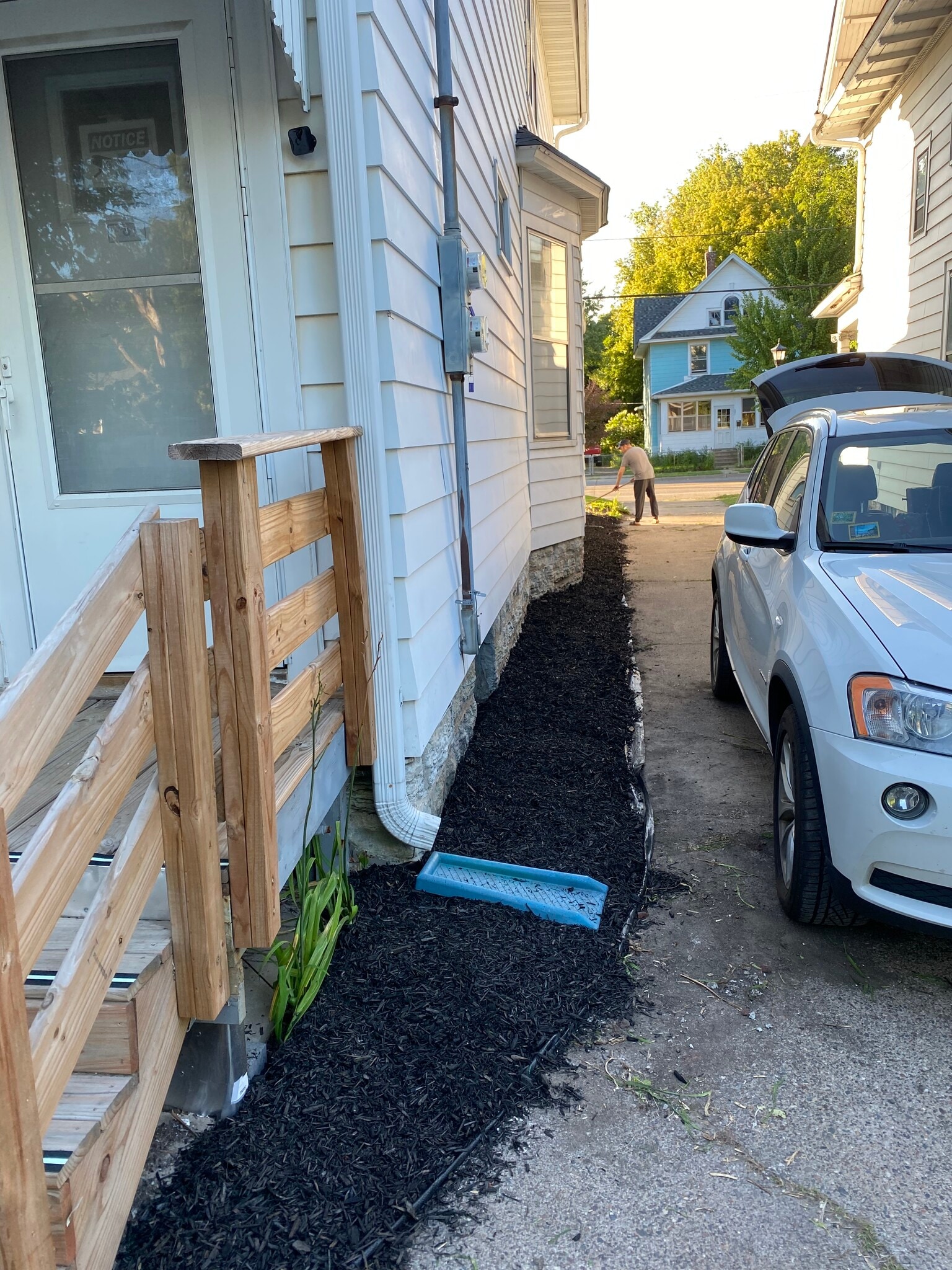 Building Photo - 718 6th St E