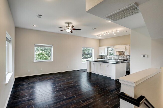 Building Photo - 2613 Waugh Dr