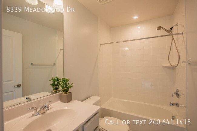Building Photo - 8339 Meadowood Dr