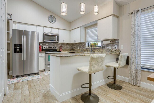 Building Photo - 2856 SW Mariposa Cir