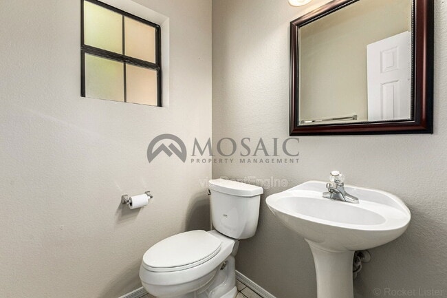 Building Photo - 2024 N Sunset Dr