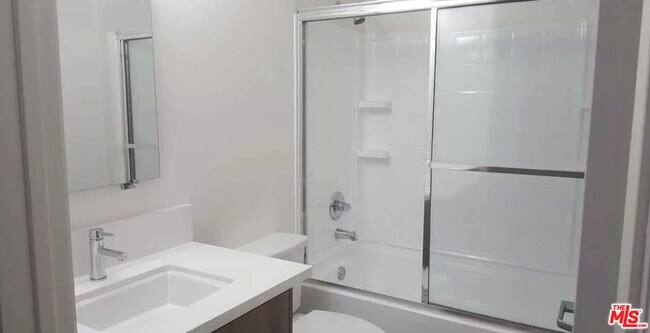 Building Photo - 7076 Hawthorn Ave