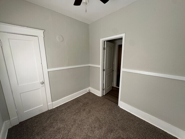 Building Photo - 554 Bon Air St