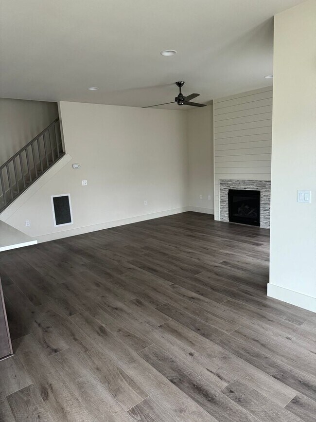Building Photo - Exceptional 3 Bedroom / 2.5 Bath Modern Townhouse