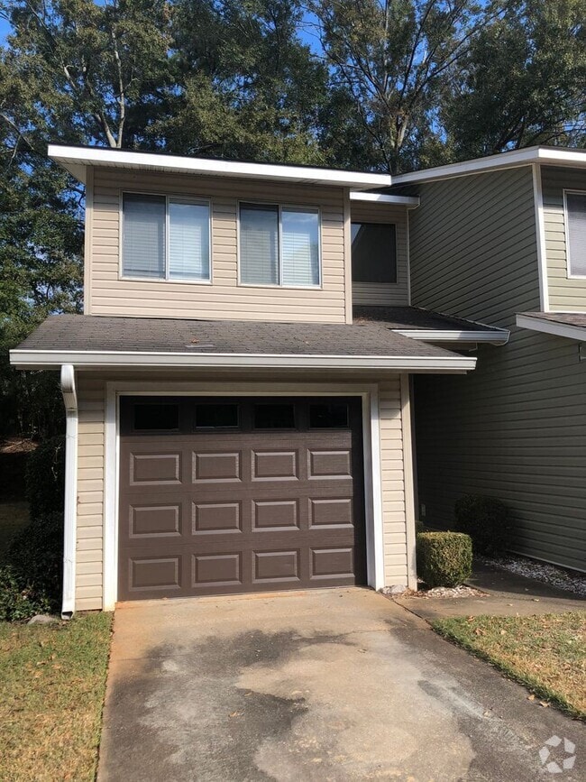 Building Photo - Rolling Acres - End Unit!  CARPET/LVP. WAS...