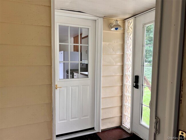 Building Photo - 2 Oak St