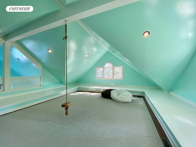 Building Photo - 20 Quogue St