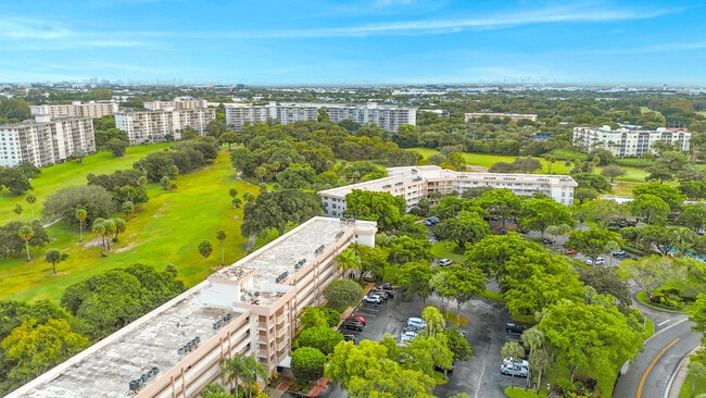 Building Photo - 3900 Oaks Clubhouse Dr