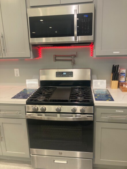 Building Photo - 1415 Stearns Dr