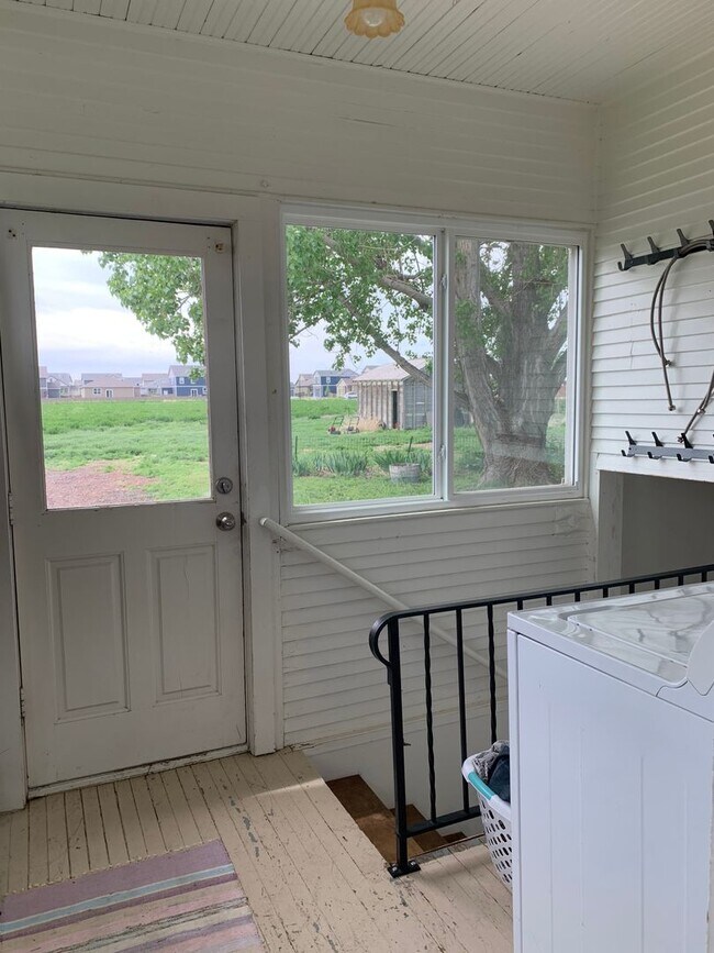 Building Photo - Ranch Style Farm House!