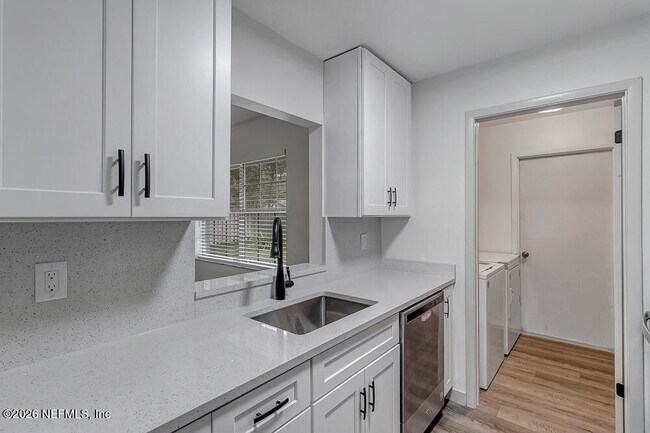 Building Photo - 407 Cassandra Ln