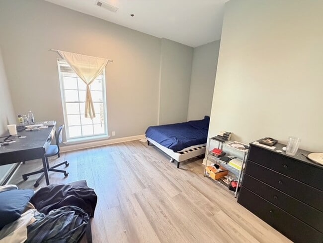 Building Photo - North Thomas 472-492