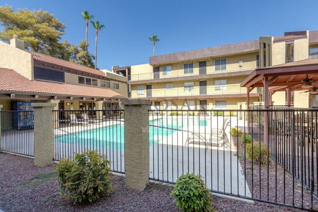 Building Photo - 461 W Holmes Ave