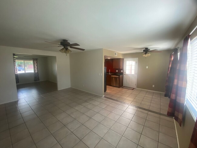 Building Photo - Charming 3 Bed/2 Bath w/Pool in Great Mesa...