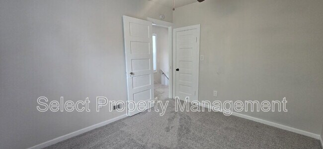 Building Photo - 2152 Fox Ave