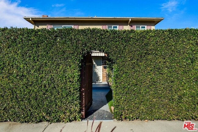 Building Photo - 11585 Riverside Dr