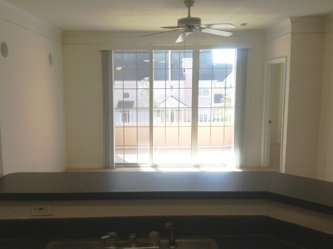 Building Photo - Hamptons At Metrowest - 2/2 Condo with balcony!!