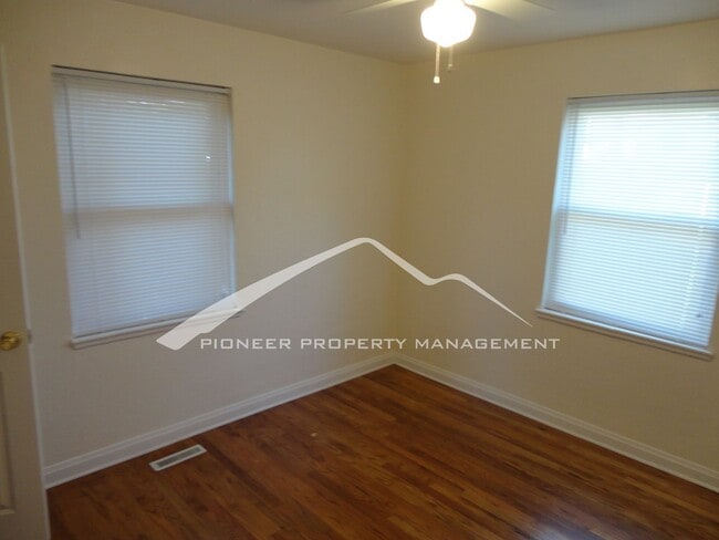 Building Photo - Updated 1/2 Duplex with Washer/Dryer and Fenced Yard