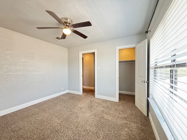 Building Photo - Updated Single Family Home with community ...