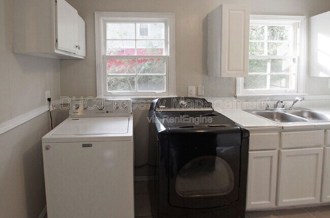 Building Photo - 892 Midway St SE